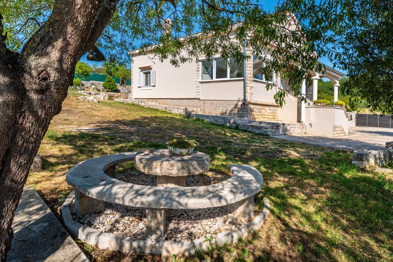 Holiday Home Ante With Beautiful Private Garden Nadin Екстер'єр фото