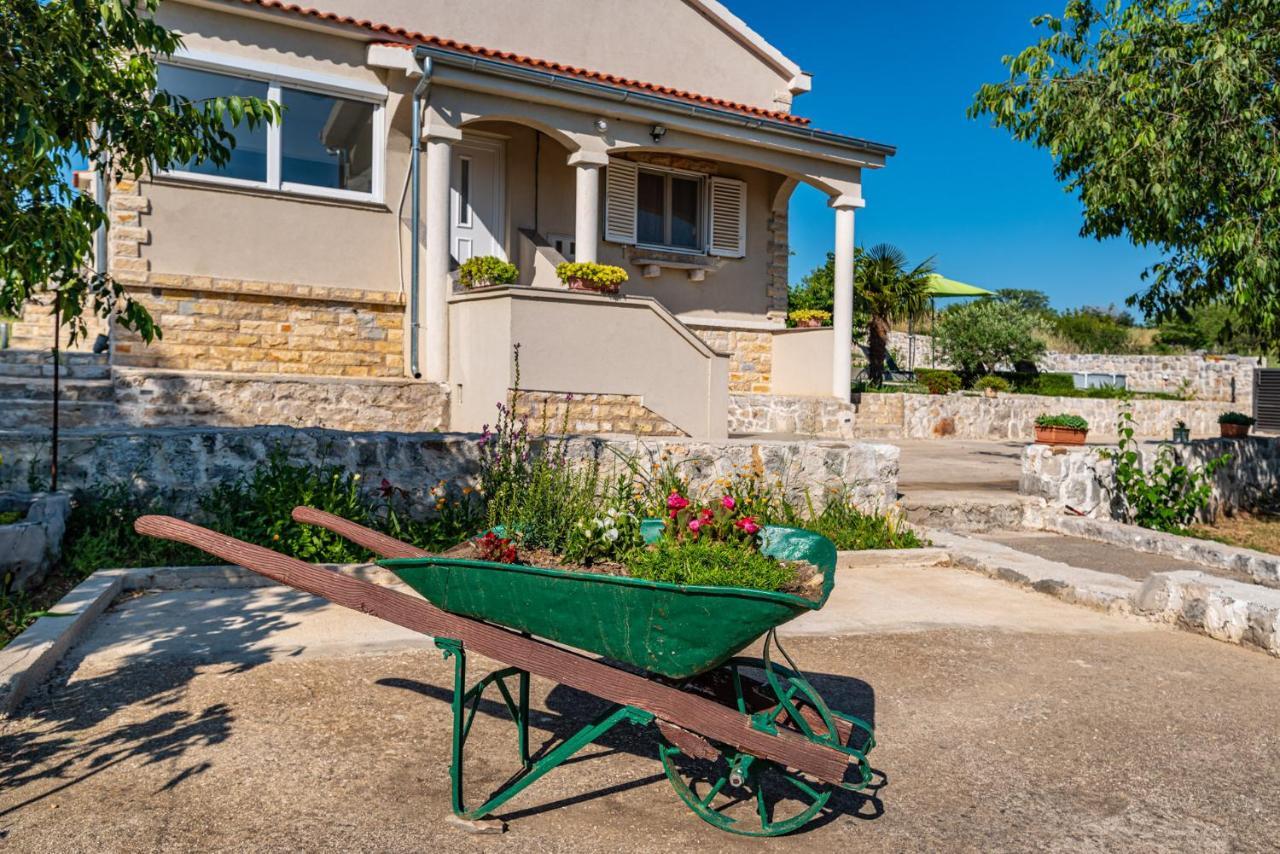 Holiday Home Ante With Beautiful Private Garden Nadin Екстер'єр фото