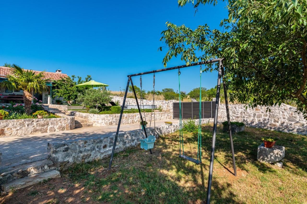 Holiday Home Ante With Beautiful Private Garden Nadin Екстер'єр фото