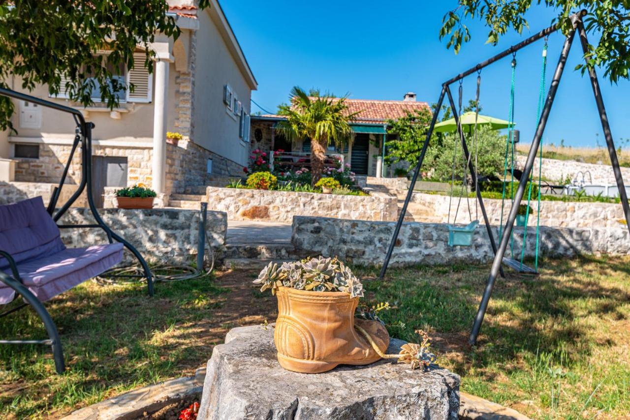 Holiday Home Ante With Beautiful Private Garden Nadin Екстер'єр фото