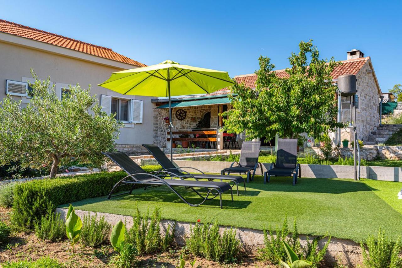 Holiday Home Ante With Beautiful Private Garden Nadin Екстер'єр фото