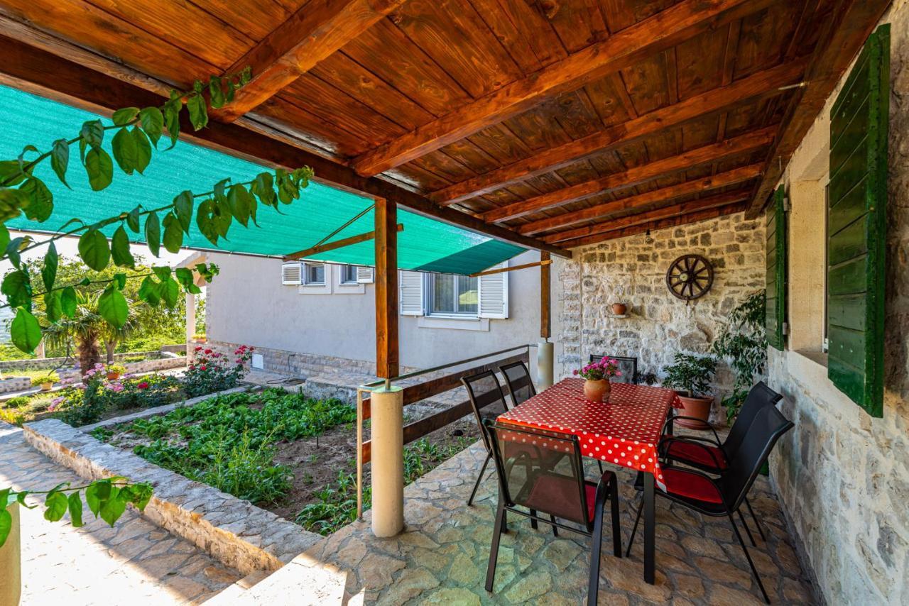 Holiday Home Ante With Beautiful Private Garden Nadin Екстер'єр фото