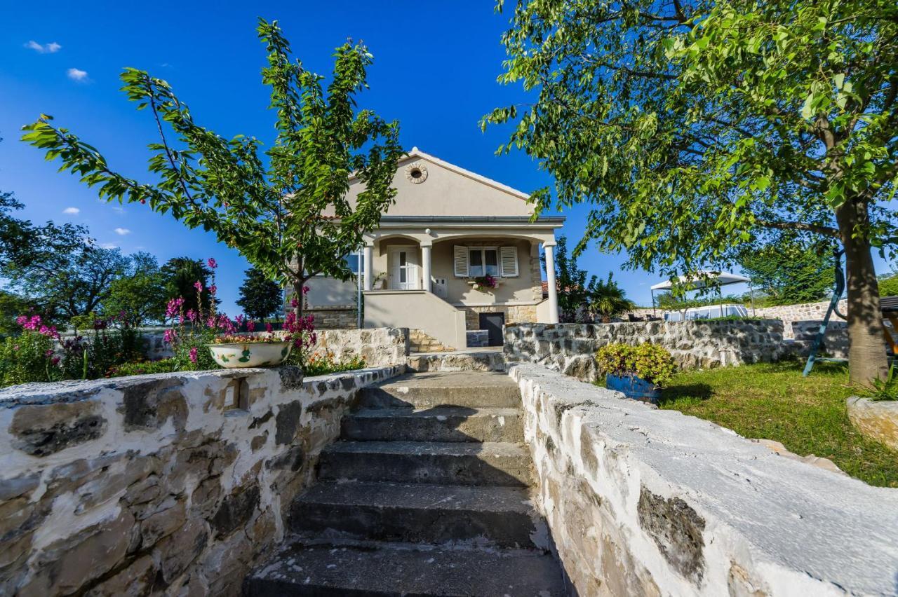Holiday Home Ante With Beautiful Private Garden Nadin Екстер'єр фото