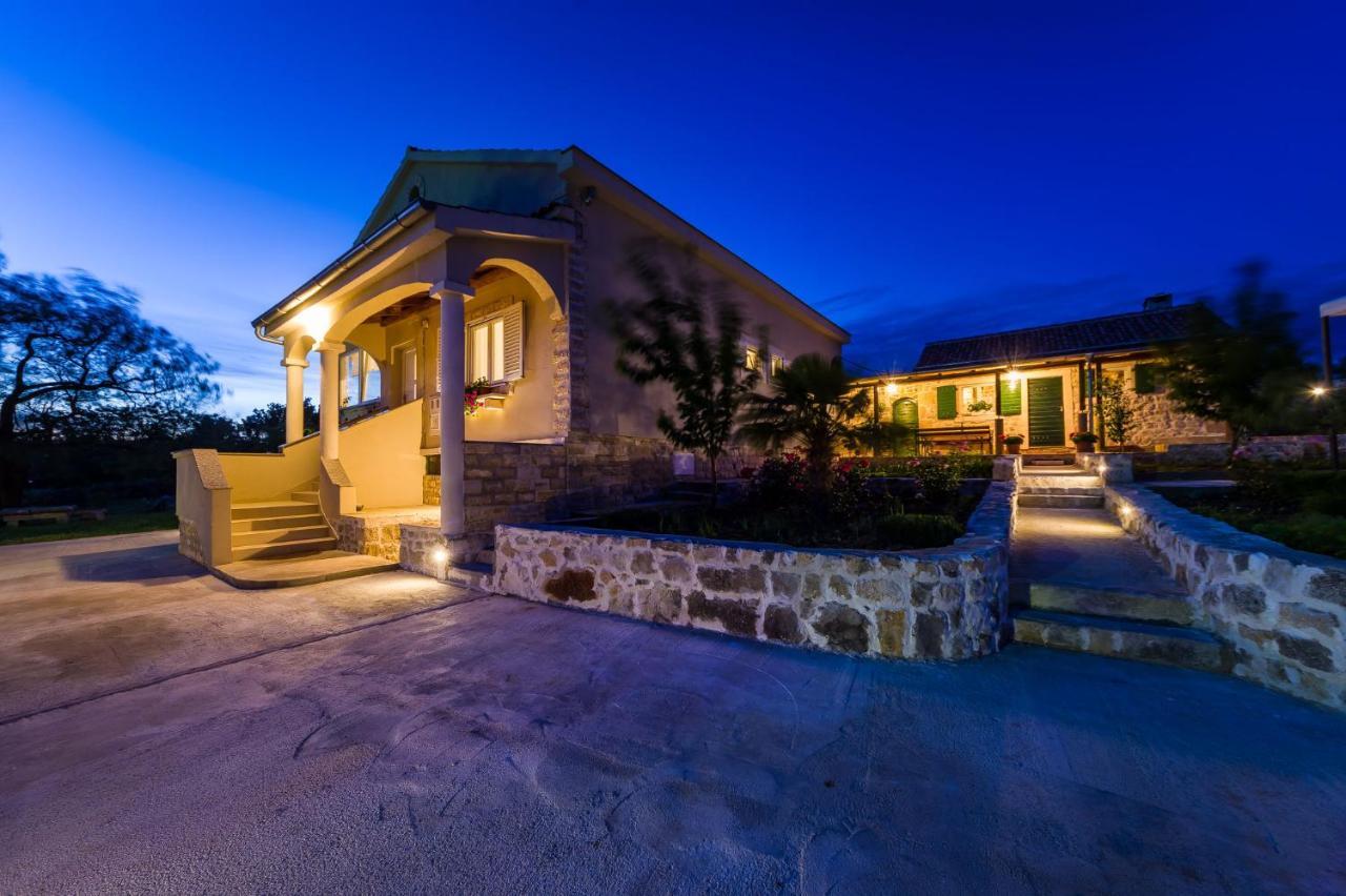 Holiday Home Ante With Beautiful Private Garden Nadin Екстер'єр фото