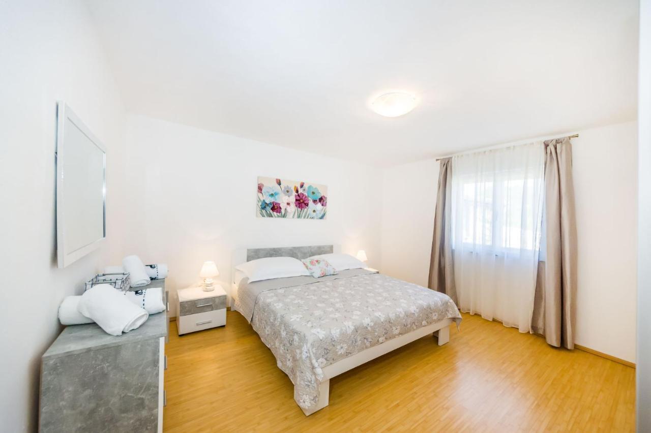 Holiday Home Ante With Beautiful Private Garden Nadin Екстер'єр фото